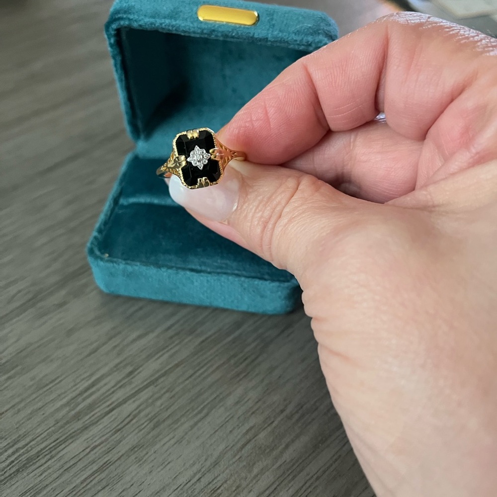 Elegant Gold and Black Women's Ring